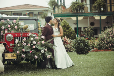 Carolina y Chong son una pareja de Filipinas y Estados Unidos que se casó en la Hacienda El Jardín de Villamaría (Caldas) con ayuda de Santacolomas Bodas & Eventos. Organizadores de matrimonios destacan al departamento como un destino ideal para el turismo de bodas por sus paisajes y la amabilidad de su gente. Este es el panorama del turismo de bodas en la región.