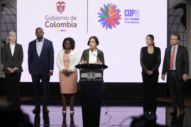 La ministra de Ambiente y Desarrollo Sostenible, Susana Muhamad (c), habla durante una rueda de prensa, este martes, en Bogotá, en donde se refirió a la COP16.