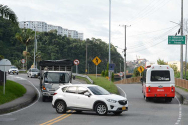 Los vehículos particulares también hacen el giro en U en la zona. 