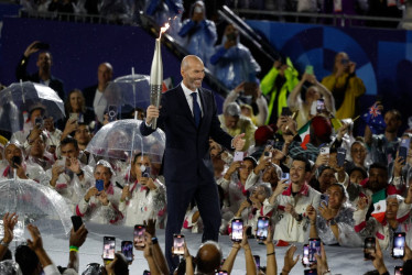 El exfutbolista Zinedine Zidane porta la antorcha olímpica en la Plaza del Trocadero durante la ceremonia de inauguración de los Juegos Olímpicos de París 2024