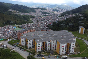 En primer plano el barrio San Sebastián en la comuna Ciudadela del Norte, con una vista a los barrios: Bosques del Norte, Samaria, Solferino, Sinaí, Villahermosa, La Leonora y sectores de la Avenida Santander, más el verde de Monteleón y el Cerro Sancancio.