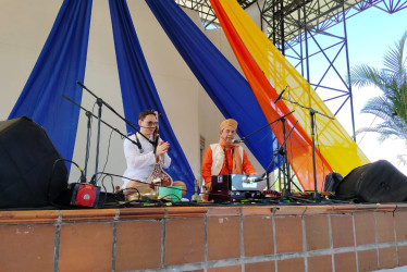 Meditación de apertura con Santiago Alzate y el pediatra Carlos Montoya