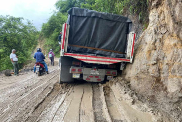 Desde el inicio de la temporada de lluvias, en la vía Arma (Aguadas) - La Pintada (Antioquia) se reporta que el río Arma se está llevando parte de la banca vial. Conozca las 14 rutas afectadas por cierres totales o pasos restringidos en el departamento.