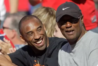 Joe Bryant (de gorra), junto a su hijo, el también fallecido Kobe Bryant.