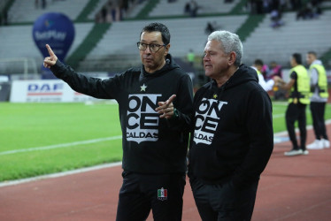 Hernán Darío Herrera (d), técnico del Once Caldas, al lado de Mario Marín, el entrenador de porteros. 