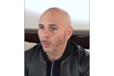 El artista puertorriqueño, Pitbull. 