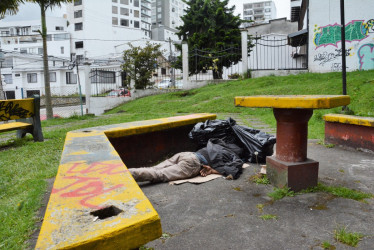 El parque del barrio La Camelia se encuentra deteriorado por la falta de mantenimiento en sillas, mesas y área de juegos infantiles. Es un punto utilizado por los habitantes de calle para dormir. Los rayones y las peladuras demuestran la precaria situación en la que se encuentra el sector.