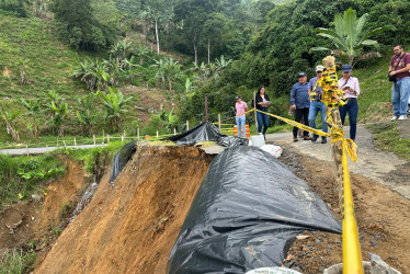 En la vía Riosucio - Bonafont una falla geológica ha generado inestabilidad en la vía.