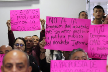 Comerciantes informales de Manizales acudieron ayer al Concejo para participar en el debate del proyecto de acuerdo que busca regular el uso del espacio público en la ciudad a través de cobros. Lograron mantener vigente el acuerdo 0443, que rige al sector desde 1999.