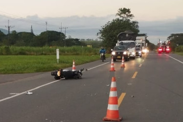 Las motocicletas chocaron en esta recta y la vía estuvo cerrada por algunos minutos.