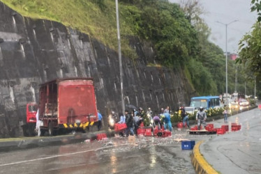 La solidaridad de las personas que ayudan al conductor a recoger la mercancía. 