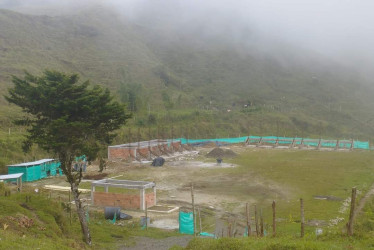 Así se ve actualmente el terreno donde debería estar funcionando la cancha sintética de Florencia, Samaná, desde el segundo semestre de 2022.