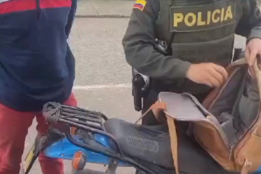 El momento en el que le hicieron el registro al ciudadano y le encontraron el arma de fuego y la munición. 