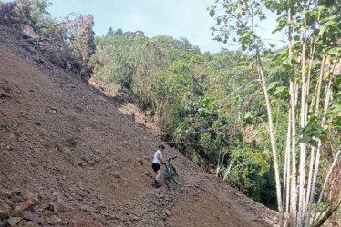 El desprendimiento de tierra no permite que haya un tránsito normal.