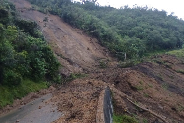 El derrumbe que tapó ambos carriles de la vía Manizales - Fresno (Tolima), cerca de Padua.