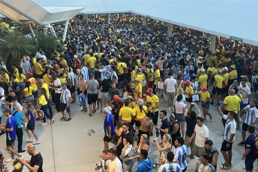 Aficionados ingresaron sin control al estadio Hard Rock este domingo previo a la final de la Copa América, en Miami (Estados Unidos). Las autoridades investigan los fallos que propiciaron el caos.