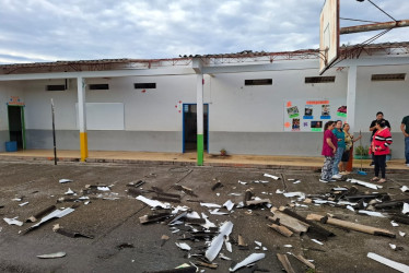 Dos salones de clase del colegio rural El Trébol, de Chinchiná, sufrieron en la madrugada de este lunes destechamiento parcial por un vendaval. La Alcaldía de Chinchiná atiende la emergencia y hace reparaciones en la infraestructura dañada. 