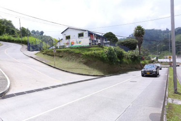 Así se encuentra actualmente la vía. De manera preventiva solicitan una señalización de zona escolar en el sitio. 