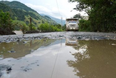 Prudencia, la mejor acompañante en las vías durante las lluvias. Llegue seguro a su destino: recomendaciones para conductores de carros y motos.   En la foto, la vía Arma (Aguadas, Caldas) - La Pintada (Antioquia), una de las más afectadas por el invierno. En algunos tramos el río Arma se está llevando parte de la banca vial.