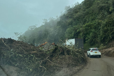 El carril habilitado en la vía Manizales - Bogotá, por el sector de Padua. 