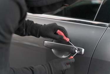 El ladrón causó daños en el parqueadero y en el carro, por los que también tendrá que responder.