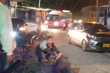 Cuando los agentes llegaron, encontraron al motociclista dormido dentro de la ambulancia, por lo que no pudieron efectuarle la prueba de alcoholemia.