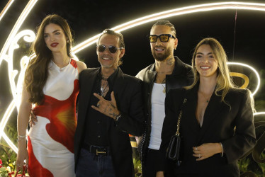 El cantante colombiano Maluma posa durante la inauguración de su restaurante "Casa Eterna" junto a su esposa Susana Gómez, el cantante Marc Anthony y su esposa Nadia Ferreira.