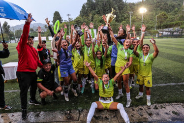 Las biquebradenses celebraron su título bajo la lluvia en la cancha de la Baja Suiza en Manizales.