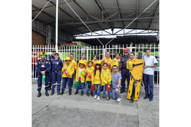 El grupo de bomberitos en el Cuerpo de Bomberos Voluntarios de Villamaría.