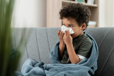 Si el niño desarrolla síntomas respiratorios, déjelo en casa. Enviarlo al preescolar, si es que ya está escolarizado, se convierte en un riesgo para otros. Vacúnelo con los diferentes biológicos que ofrece el Plan Ampliado de Inmunización (PAI) para evitarle otras enfermedades.