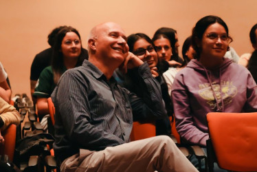 Estudiantes y profesores del Departamento de Lingüística y Literatura de la U. de Caldas le hicieron un homenaje al profesor y escritor de la institución, Octavio Escobar Giraldo.   