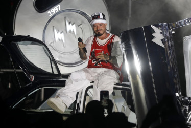 El cantante colombiano J Balvin canta durante la presentación de su nuevo disco "Rayo" el pasado jueves en Medellín (Colombia).