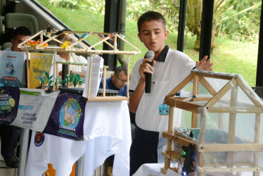 89 instituciones educativas rurales de Caldas recibieron kits de robótica, módulos, guías y material pedagógico. Jhon Jaider Serna Posada, del colegio Jerónimo de Tejelo de Anserma, expuso el proyecto de riego automatizado.