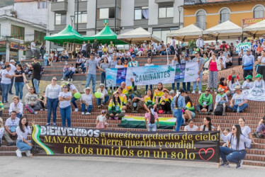 Caminantes en el Parque Principal de Manzanares. Allí escucharon a la Banda Sinfonica de la IE Manzanares y presenciaron actividades de danza y canto.