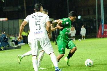 Iván Rojas va a la marca de un rival de La Equidad. El Blanco empató 1-1 con el onceno capitalino en el Olaya Herrera de Bogotá.