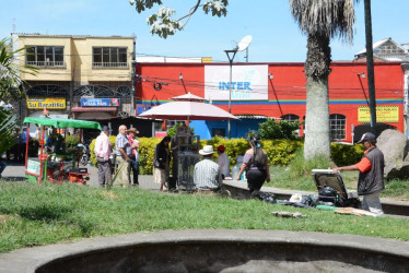 "La acumulación de basura en el Parque Bolívar refleja la falta de conciencia ambiental entre los visitantes", comenta una residente del sector.