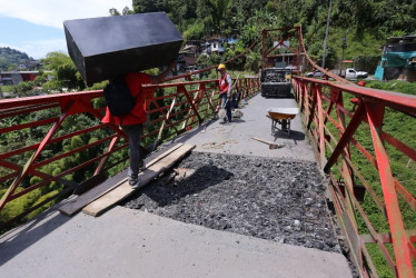 Así se desarrollan las obras de reparación de los perfiles del asfalto en el puente Olivares.