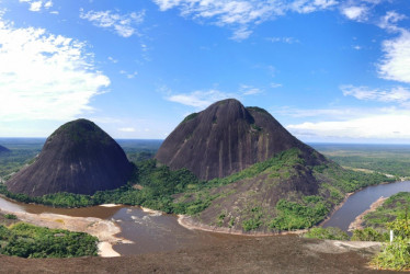 Sobre el Escudo Guayanés, o Macizo Guayanés, en territorio del departamento de Guainía, se levantan solitarios los cerros.