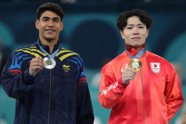 El gimnasta colombiano Ángel Barajas (i), plata; y el japonés Shinnosuke Oka, oro de barra fija de gimnasia artística de los Juegos Olímpicos de París 2024.