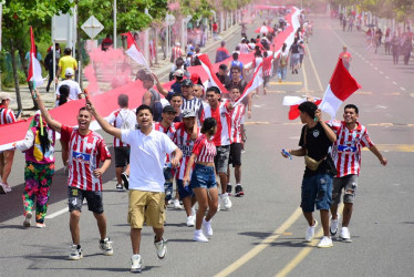 Hinchas del Junior extienden una bandera durante la celebración de los 100 años del club este miércoles, en Barranquilla. Los aficionados celebraron el centenario del equipo ondeando la bandera más grande del mundo.