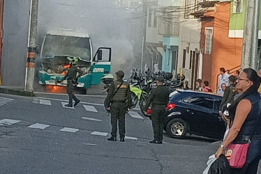 Seis menores de edad resultaron lesionados tras el incendio de un bus de servicio escolar en el barrio Linares de Manizales.