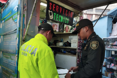 La Policía de Manizales cerró cinco negocios e incautó igual número de celulares robados.