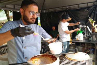 En Chinchiná hoy y mañana se disfruta el Gastrofest 2024. Sella a cabo en unas carpas en el Parque del Parque de Bolívar. Expenden cerveza artesanal y comida .