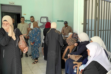 Habitantes de Jit, en el norte de Cisjordania ocupada, esperan para ser atendidos en la clínica móvil de la ONG PHRI.