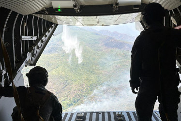 Foto | @UNGRD | LA PATRIA La Fuerza Área Colombiana, el Ejército y la Policía Nacional apoyan con descargas de agua y líquido retardante las labores de extinción.