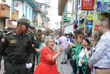 Fotos | Freddy Arango | LA PATRIA Familias, amigos y curiosos colmaron la calle real al paso de las orgullosas abuelas.