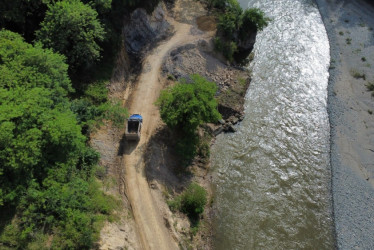 Ganaderos de la vía Aguadas (Caldas) - La Pintada (Antioquia) ponen sus predios a disposición de la Gobernación caldense para buscar una solución a la deteriorada ruta afectada por el río Arma.