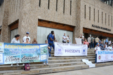 Las protestantes alzaron su voz. Rechazan la anunciada fusión entre Assbasalud y el Hospital General San Isidro.