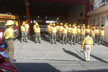 26 bomberos forestales de Riosucio fueron llamados para atender la emergencia en Natagaima (Tolima).