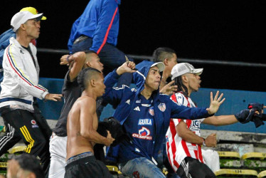 Los desmanes del partido Atlético Nacional - Junior se originaron en el minuto 54 del encuentro, en el sector norte del Atanasio Girardot.  